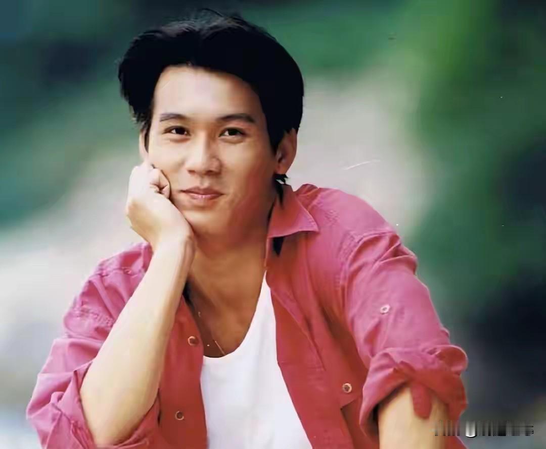 59岁“最帅展昭”甄志强去世，原因是突发心脏病，妻子发讣告悼念
10月31日，演