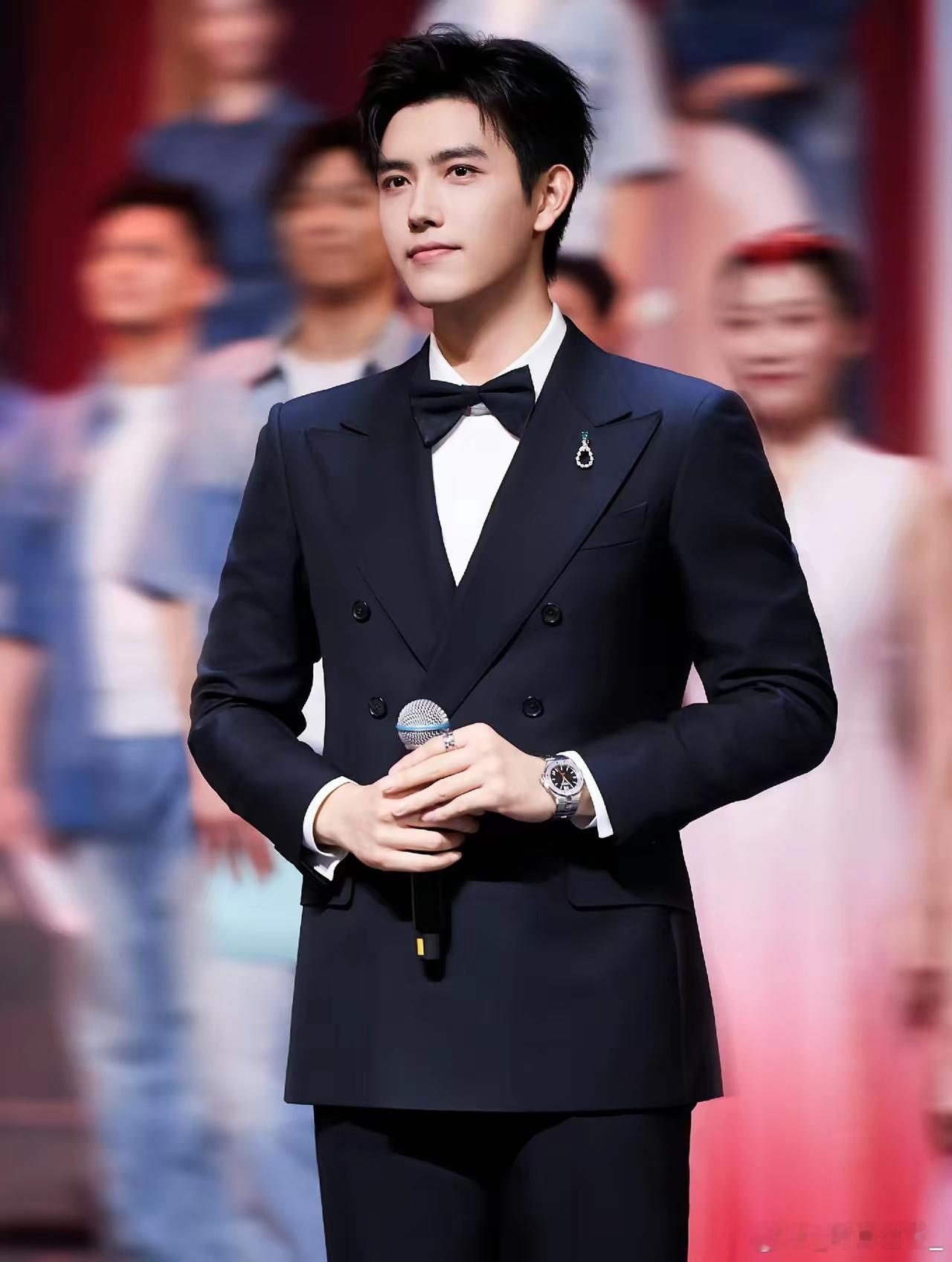 这个真喷不了陈飞宇在金鸡开幕式首 次主持，广受好评别的不说，单看他这么年轻，却在