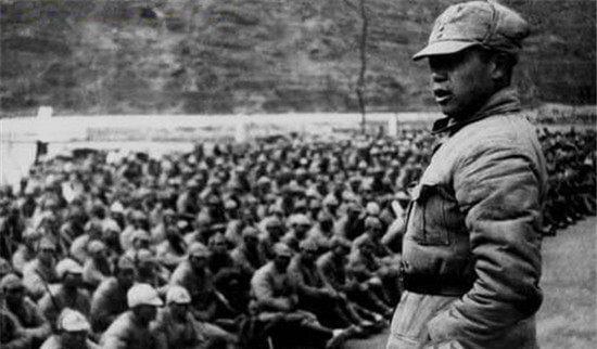 1947年，一位六旬母亲到部队找当兵的儿子，警卫听名字后立刻请她前往司令部！
1