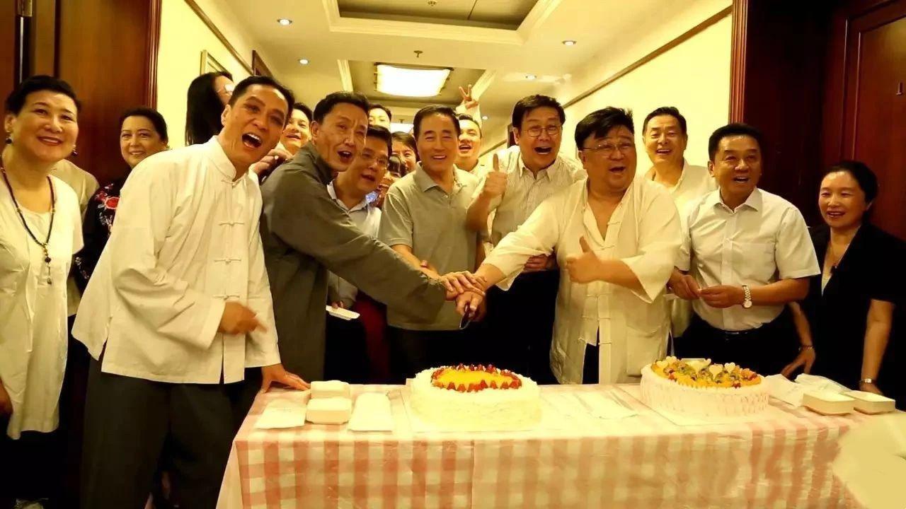 这张照片摄于2017年北京人民艺术剧院65周年院庆日：我只认出了中间北京人艺的资