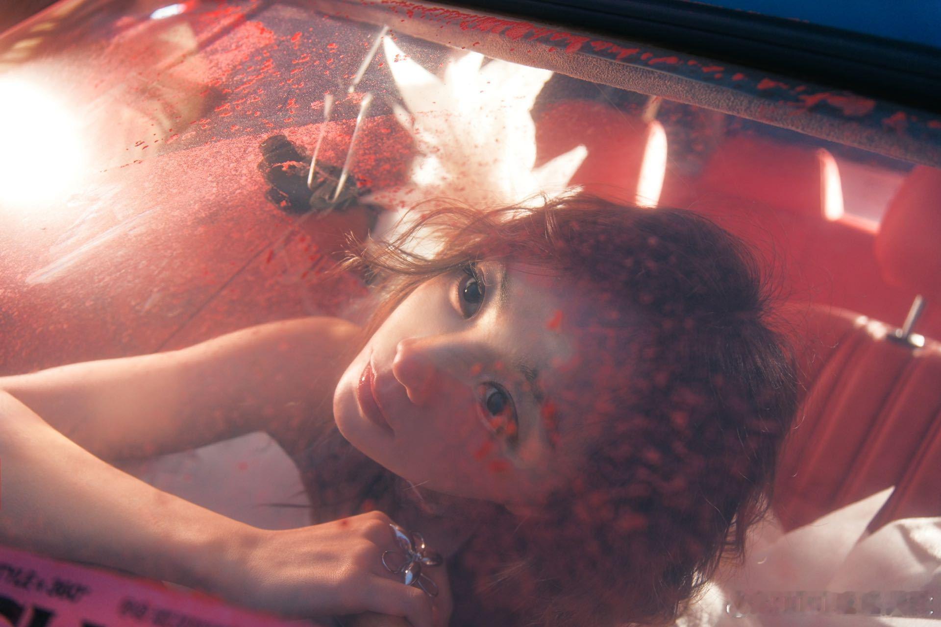 你是胡意旋那她是谁谁还认得出这是那个月牙眼甜妹胡意旋酷飒气场全开，甜与飒的切换毫