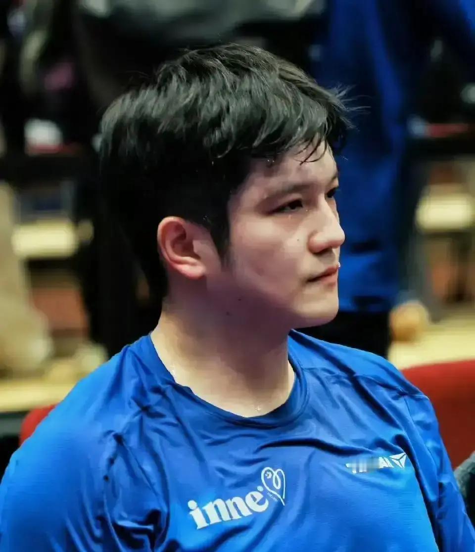 樊振东在害怕。
 
怕的不是对手，是昨天的自己。2023赛季刚结束，他反手拧拉的