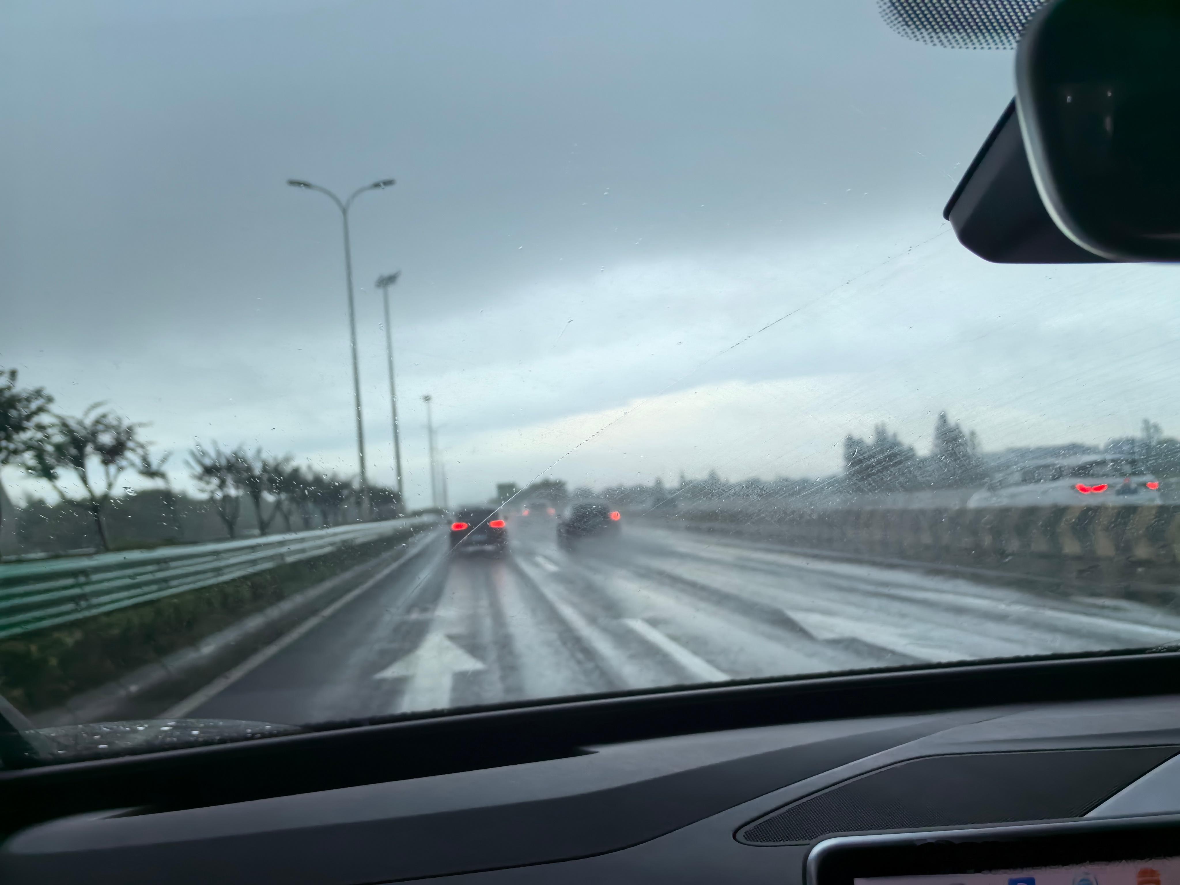 上海下班暴雨实况       上海昨天下班暴雨实况，真的是黑云压城城欲摧，天空整