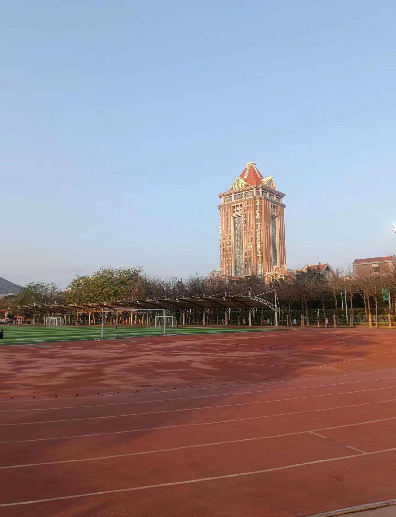 一天开始，大雾，下雨，晒大太阳！早上穿棉袄，上午长袖，下午短袖！幸好大哥我有准备