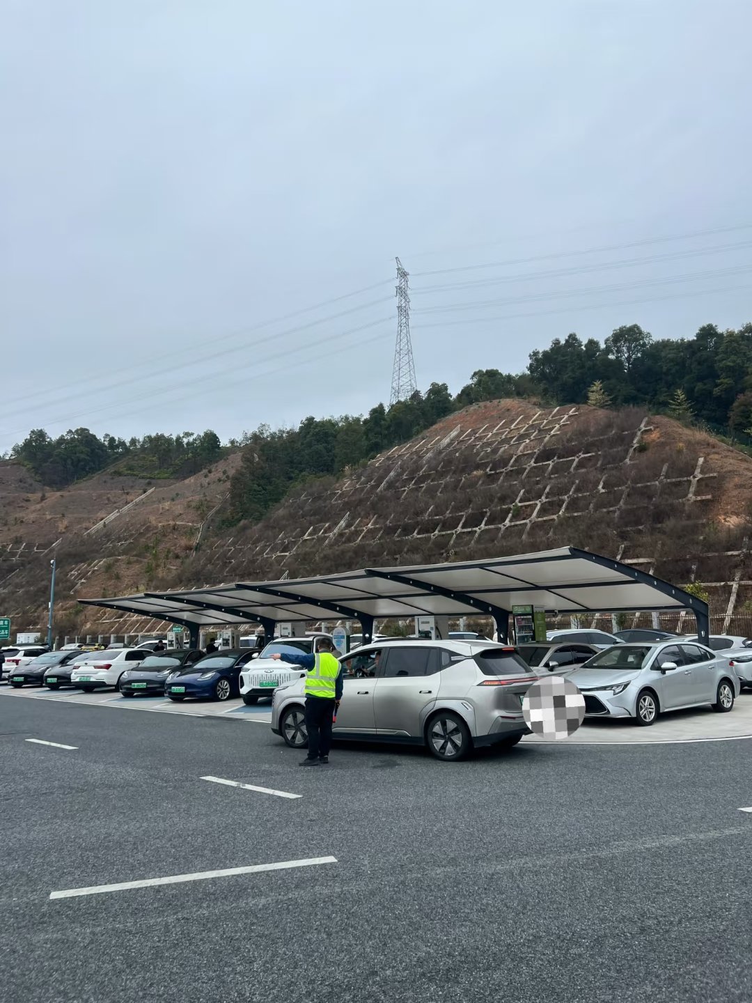 1780万辆新能源车挤爆国庆高速 作为电车车主，看这新闻真是哭笑不得。取号99位