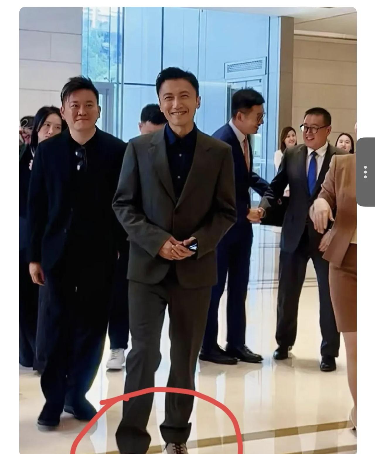 我能接受谢霆锋45岁了，
也能接受他和王菲的恋情了，
但是我真的无法接受，
作为