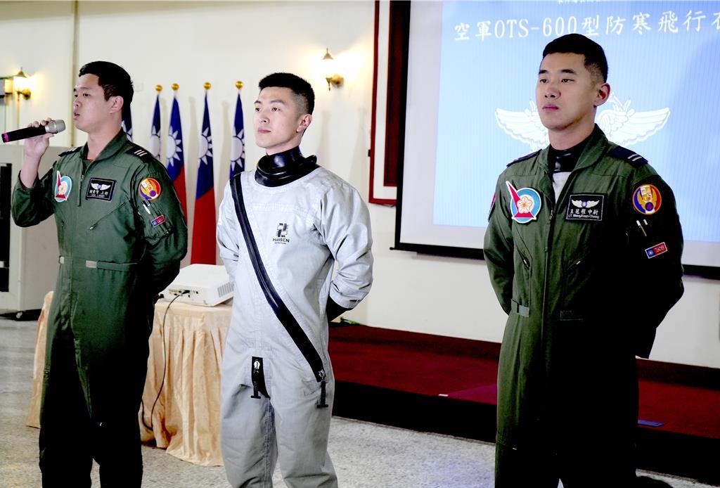 【台湾空军F-16新“飞行防寒衣”首度亮相】
        台湾前期发生了F-