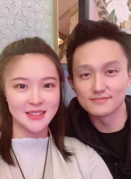 2018年，“排球女神”惠若琪嫁给了“北大才子”杨臻博。但婚后两年，他们却始终要