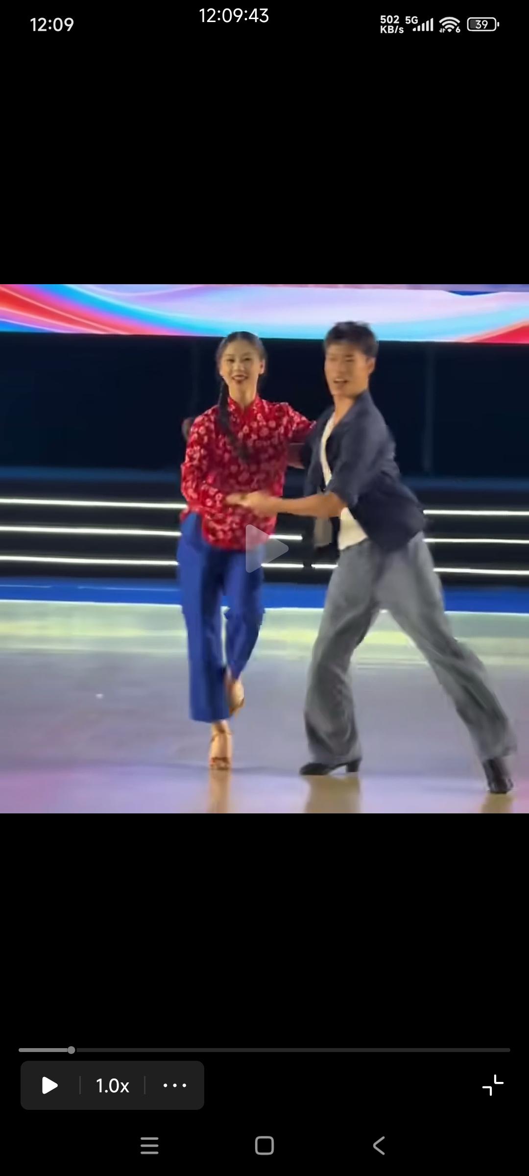 这对组合获得了2026年大学生拉丁舞冠军！
他们穿的是传统民族服饰，让观众眼前一