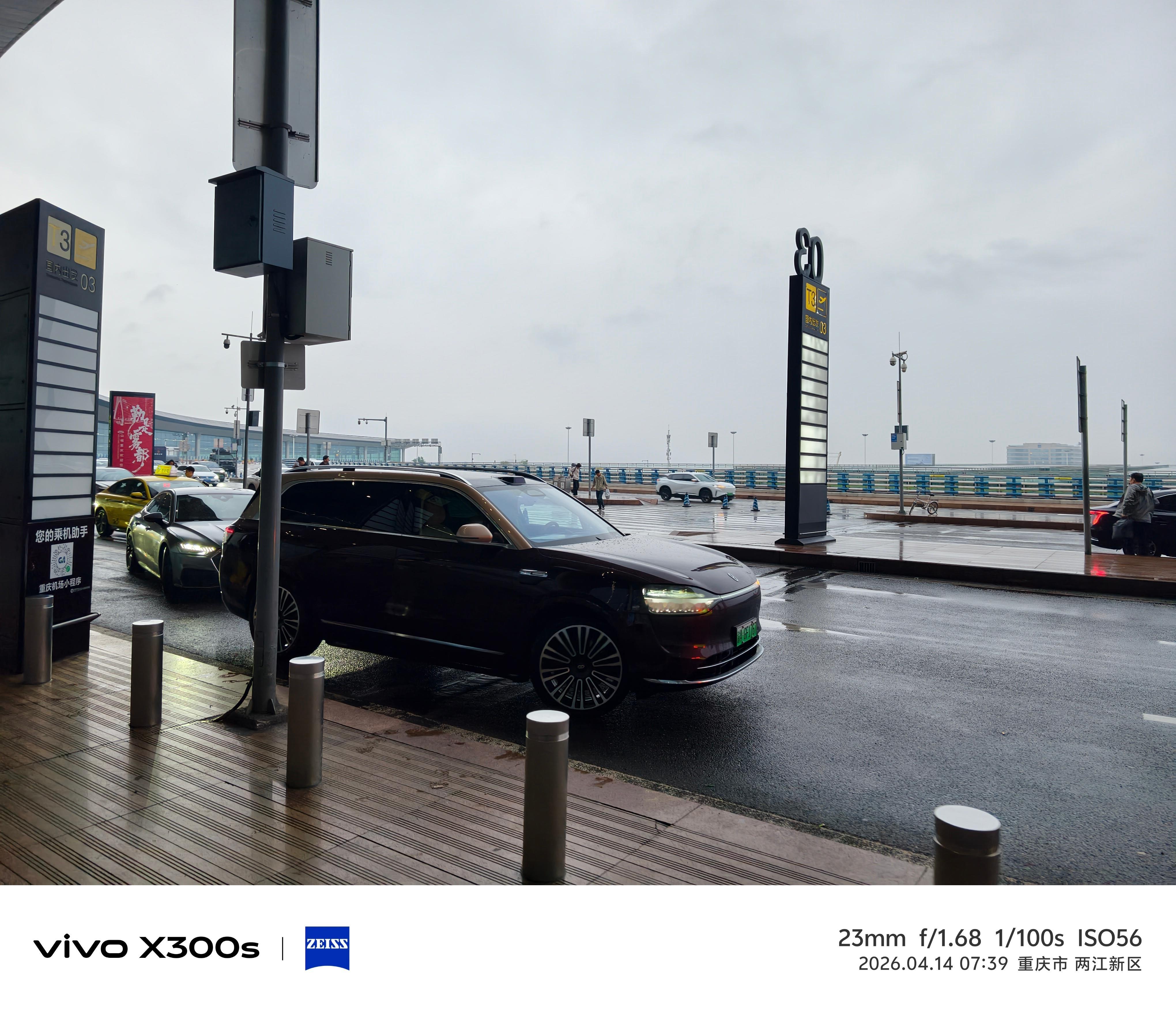 今天没吃早饭就赶飞机了，问界M9送机，重庆是赛力斯大本营。机场都是问界广告。早上