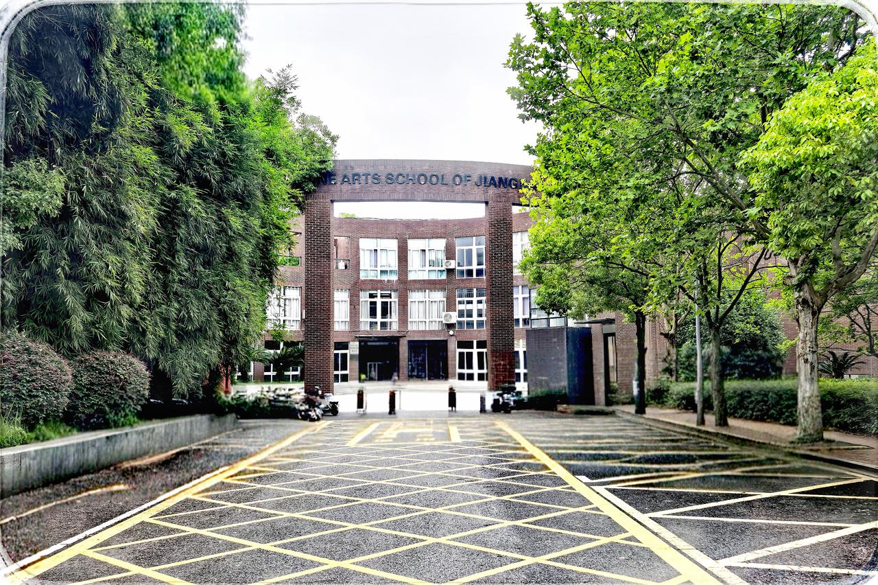 江汉大学美术馆的未绽之美
在美术馆准备开张的最后一天，我踏入这正筹备的馆藏空间。