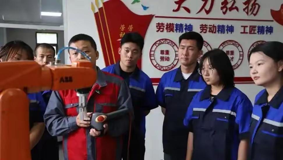 本科毕业生转头上专科，而不是继续攻读研究生，这种现象既值得重视，也是一种讽刺。本