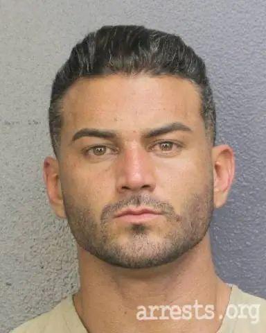 最近，美国运动网红Casey Christopher再次被逮捕，再次入看守所，而