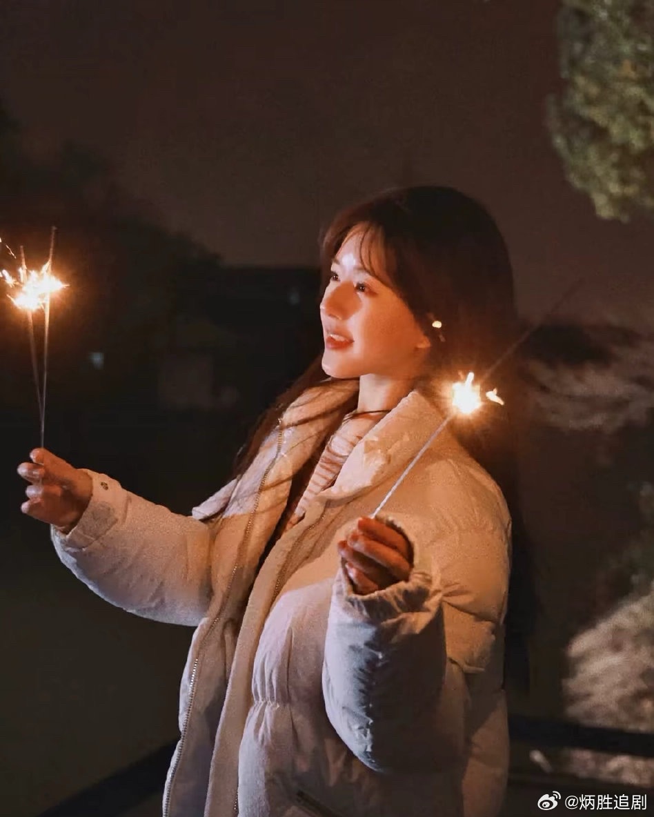 看有的人说赵露思运气真好，《许我耀眼》播出期间没有剧播无竞争对手[笑cry]，该