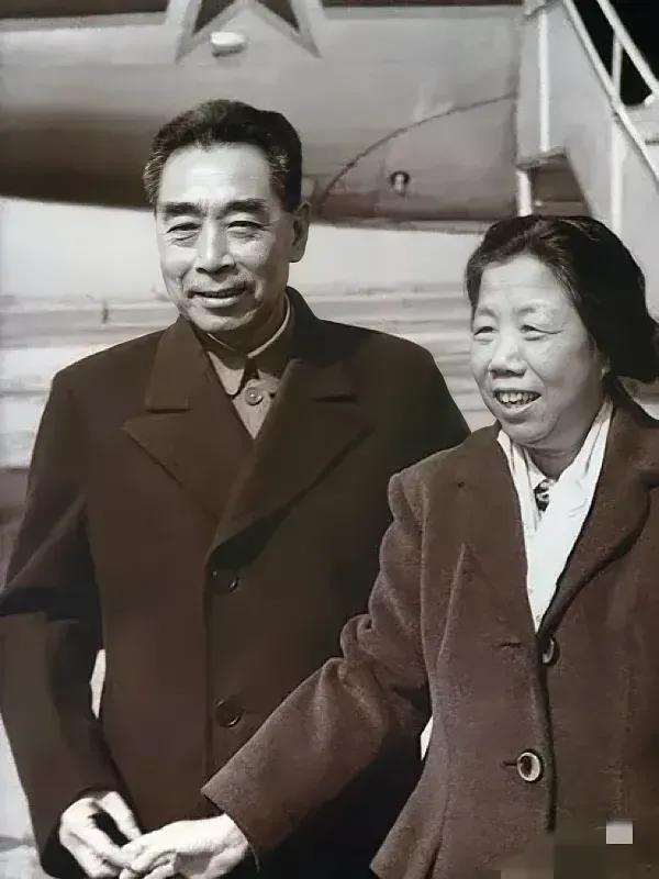 相信群众
        那是1955年7月8日，周总理和邓颖超漫步在颐和园长廊