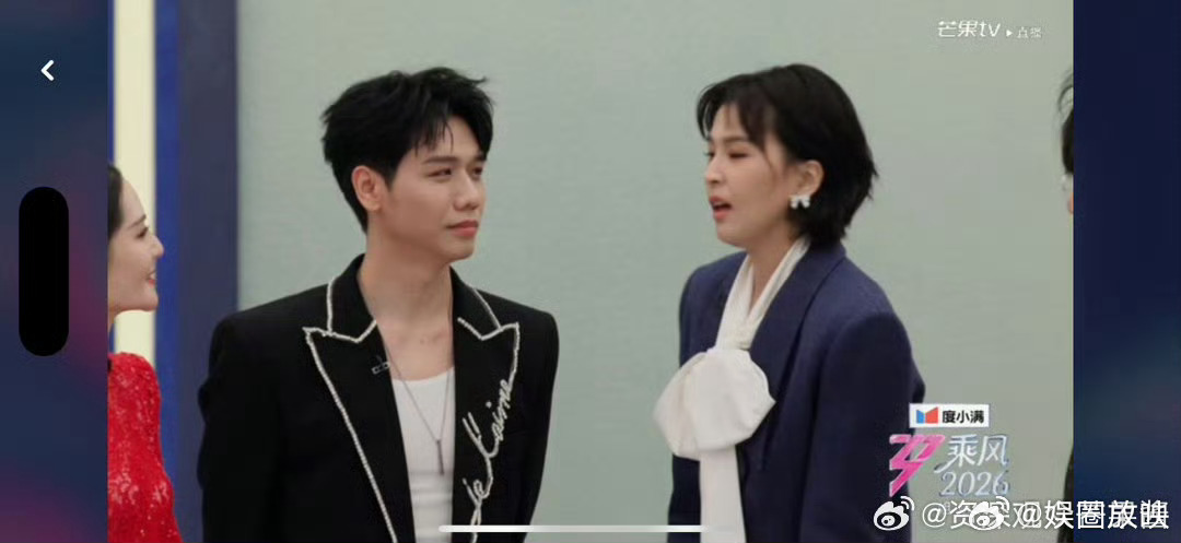 齐思钧唱够爱吓曾沛慈一跳笑不活了！齐思钧突然唱《够爱》，曾沛慈直接被吓得表情管理