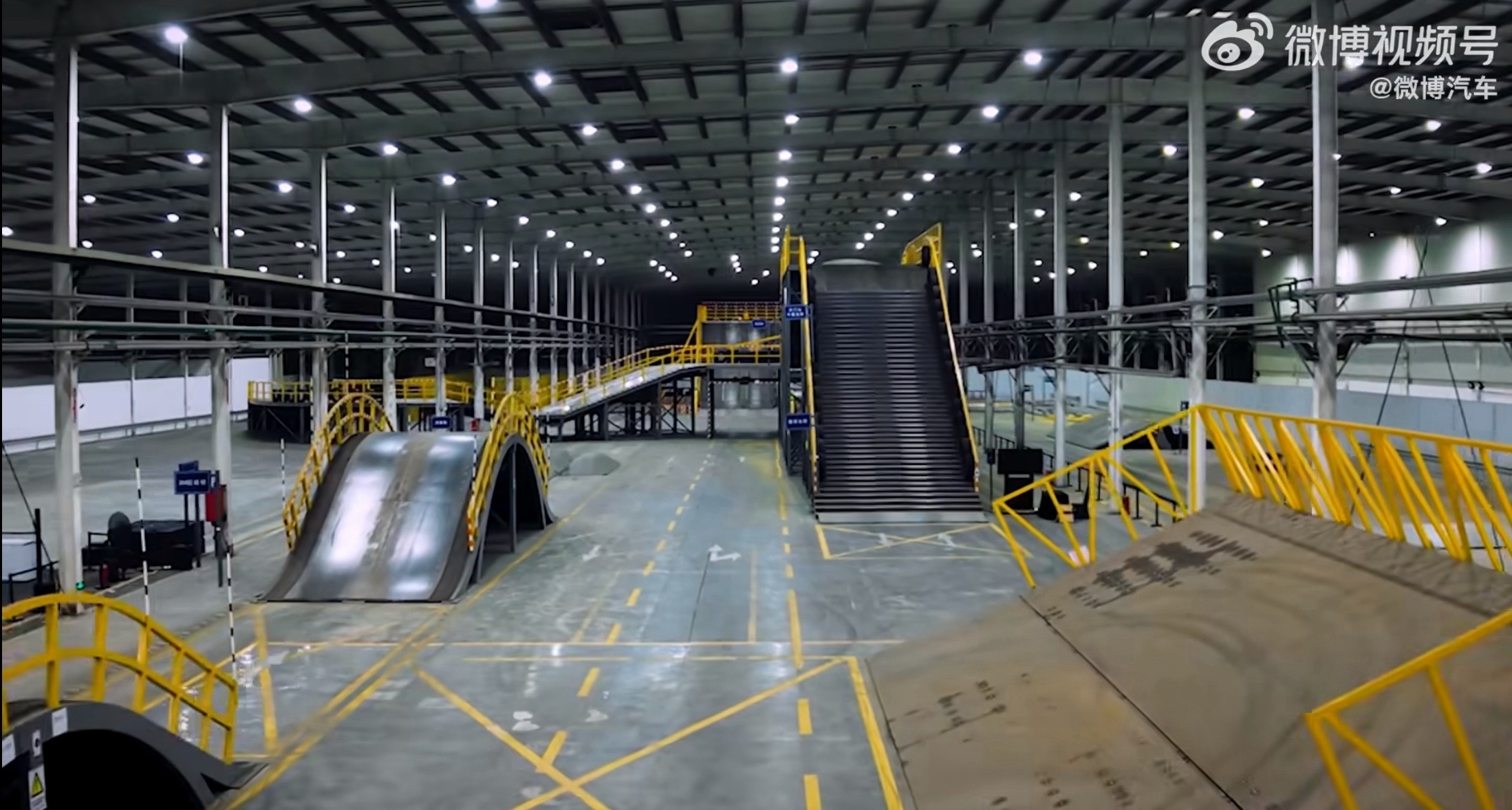 把山搬进厂里是疯了还是清醒 比亚迪把天门山天梯搬进厂房，12000㎡综合越野开发