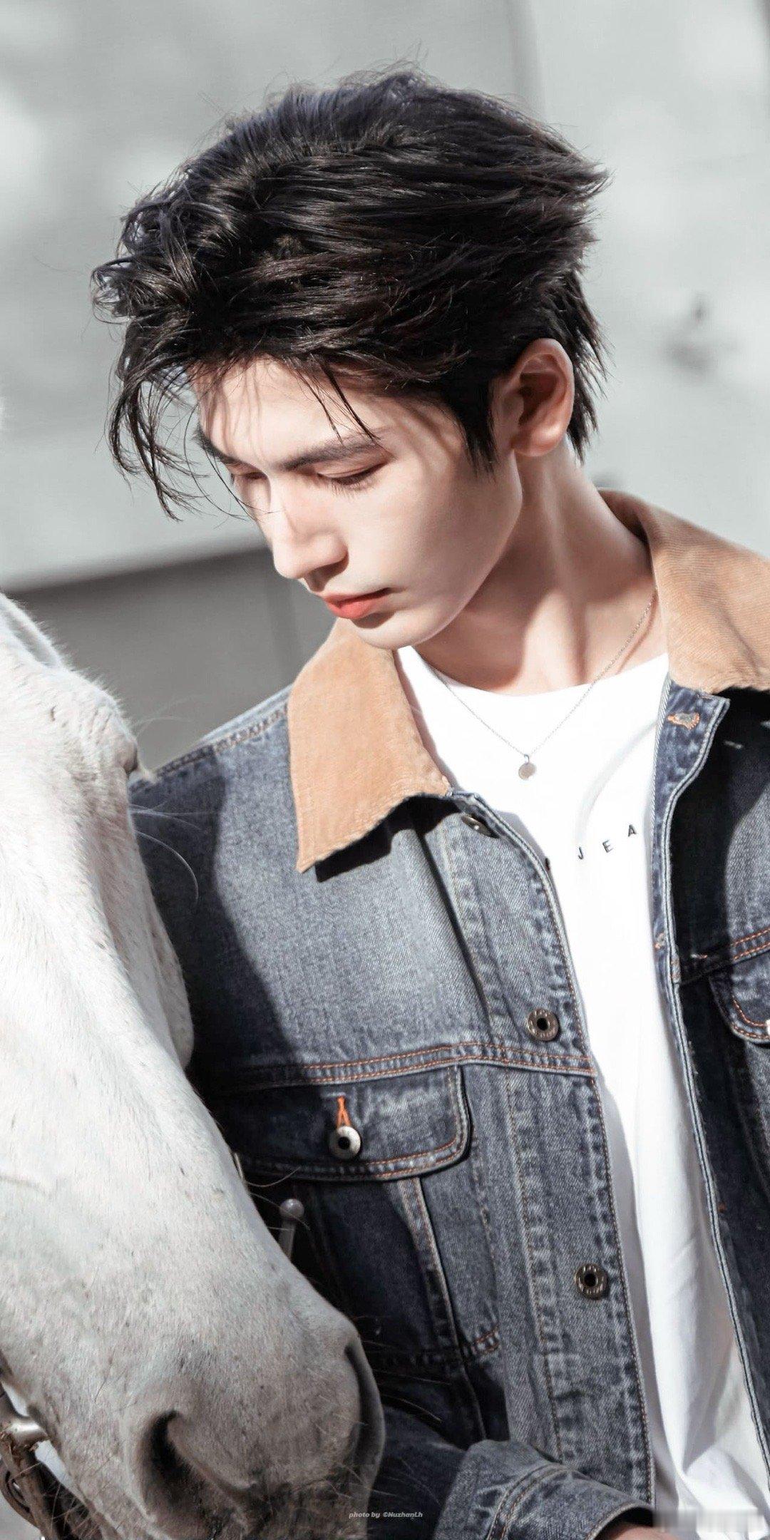 凌探未来 张凌赫颜值一直很能打，长相耐看越看越帅。做人低调谦逊，没有架子，对待事