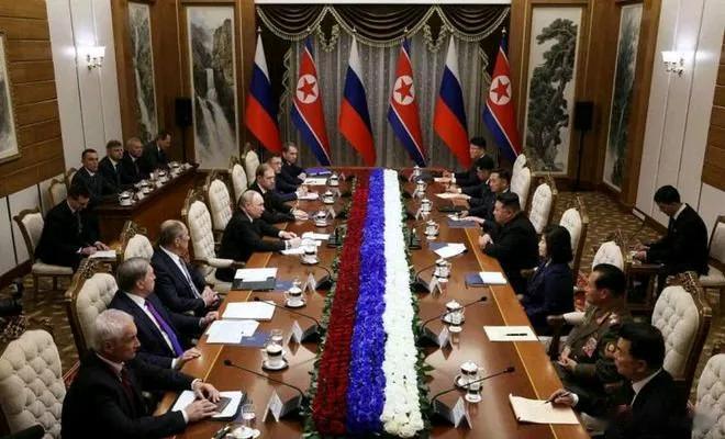 朝鲜向俄罗斯派遣军队这事，其实是一个风向标。大家都在看朝鲜能拿到什么好处？如果平