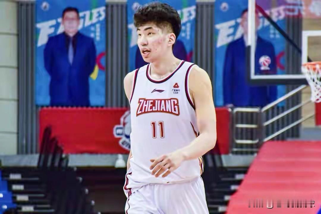 中国男篮新星余嘉豪即将重返老东家！今天据国内媒体人透露，余嘉豪下赛季将会回归CB
