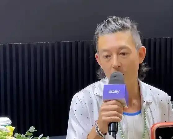 那天MOJO FEST趣藏嘉年华的舞台上，陈冠希朝黄晓明走过去，左手抬起来想碰个