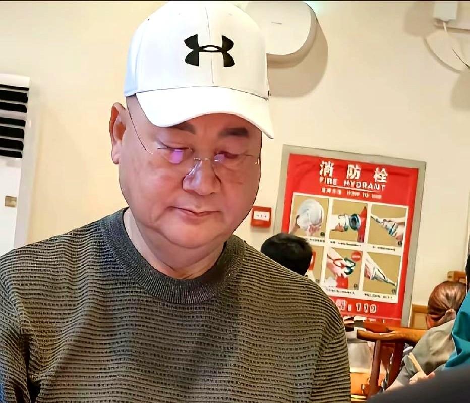 8月5日，迟重瑞在北京一家饭店和朋友吃饭，被拍到一直低着头，神情很沉，嘴角几乎没
