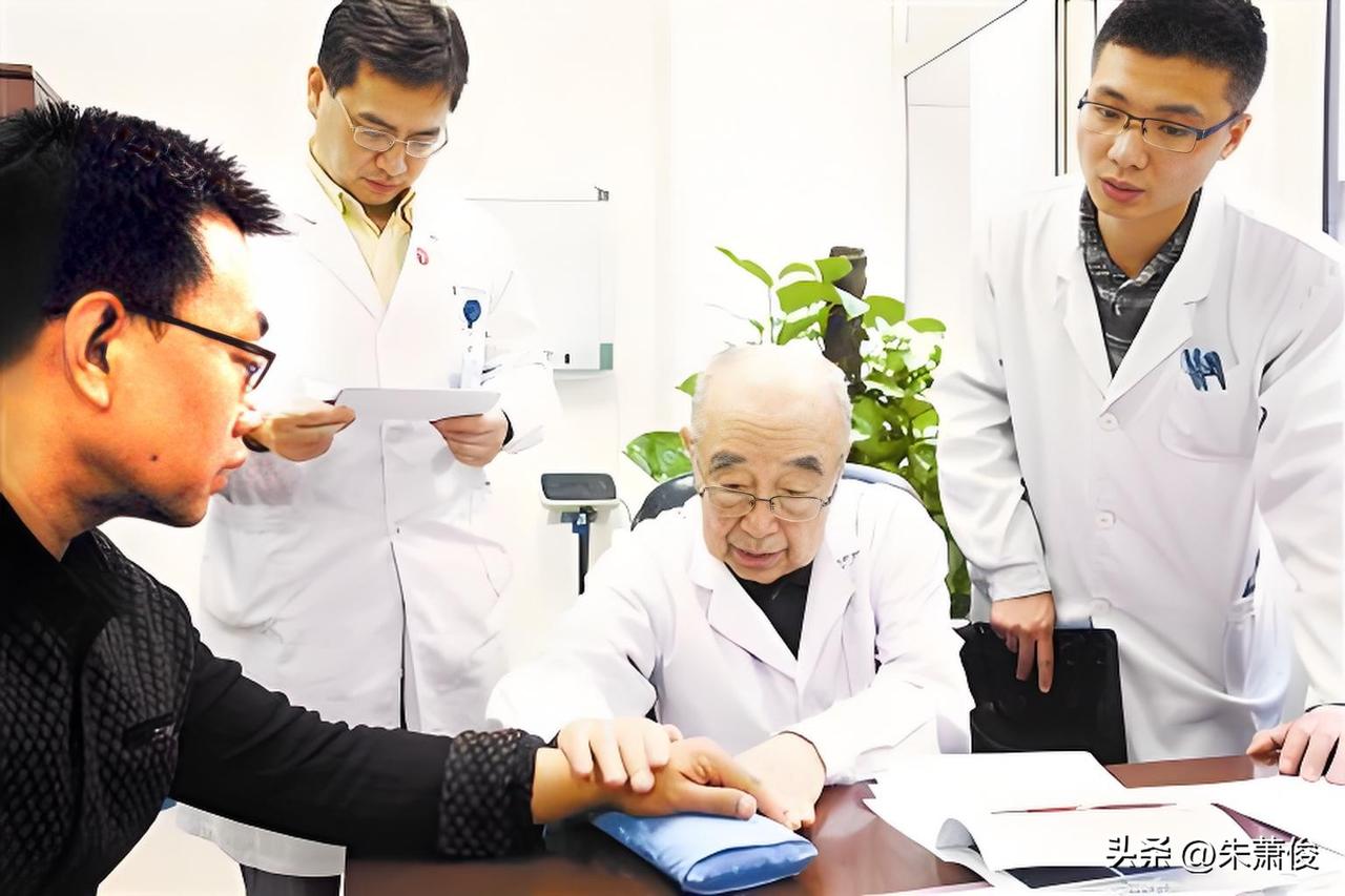 吴咸中，1925年8月生，辽宁新民人，满族，中国工程院院士、首届国医大师，我国中