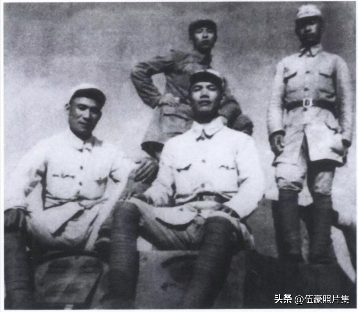 1945年10月，山东临沂，八路军山东军区特务团政委的陈美藻（中）与战友在一辆缴