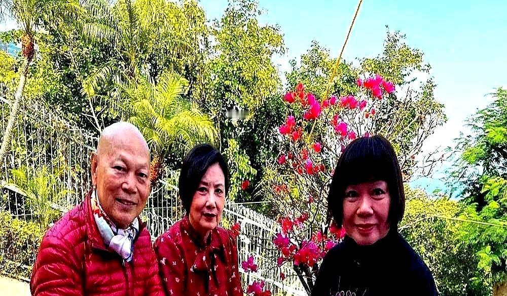 89岁谢贤翻身都靠人，大年初二却非要出门。4个护工三班倒跟着，儿子谢霆锋的团队全