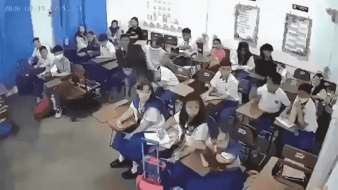 恐怖：菲律宾14岁女生连捅7名学生，现场所有人都吓傻了！视频显示，6月16日菲律