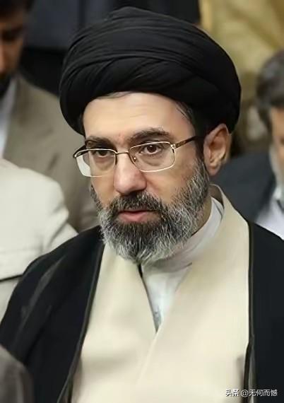 伊朗的一艘护卫舰被潜艇击沉，人员伤亡很惨重，据说，在这艘护卫舰上有180人左右，