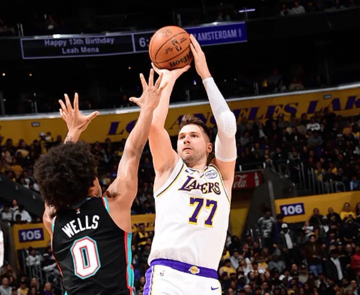 本场比赛的一些记录：1、湖人本赛季已经8次落后两位数情况下完成逆转，并列联盟第二