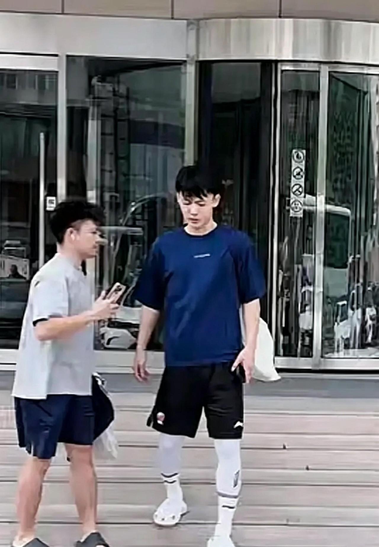 广东今早去训练，麦考尔现身！

谁都没想到麦考尔会突然出现在训练场，之前因为老婆
