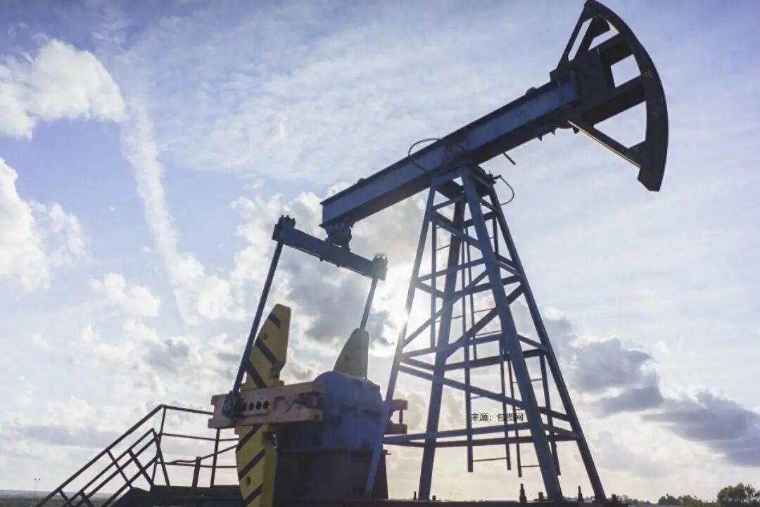 美国页岩油商应对油价波动可不容易。当下油价逼近百元，行业活动升温，钻机部署增加，