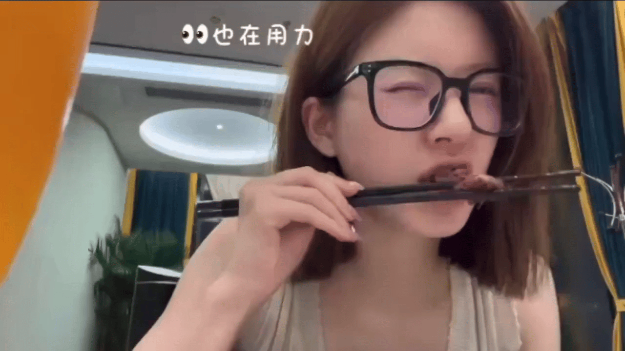 赵露思咋了。。。挤眉弄眼的。。。这这这好看嘛？ ​​​