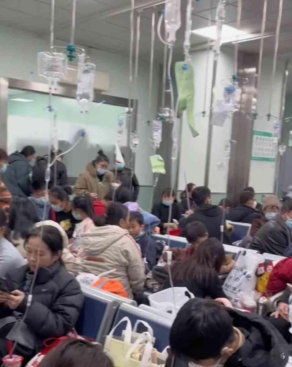 上午还活蹦乱跳，下午直接烧到39度。班上一个孩子中招，第二天半个班都趴下了。
这