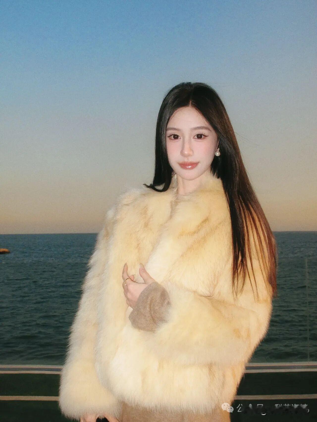 穿毛绒外套的女孩在海边拍照。有哪些美女让人过目难忘？ 毛绒少女自拍 毛绒系自拍 