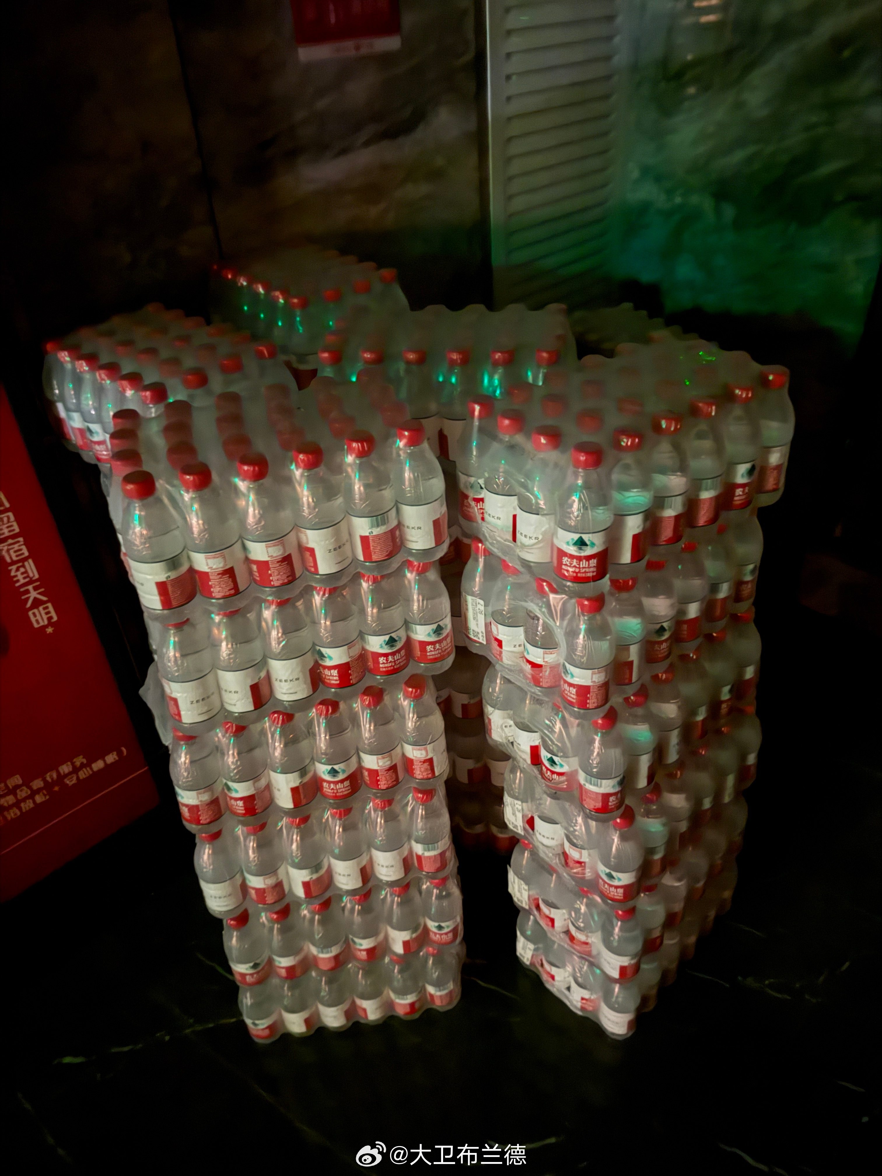 现在极氪都联名农夫山泉卖水了看着像是试驾用的 诸暨·雄风百货广场