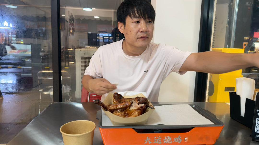 小欣可真敬业，不仅推销烧鸡还推销彩票电工分分钟消费150块钱，烧鸡也吃了，彩票也