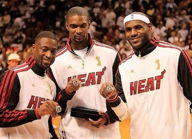 詹姆斯“尴尬”了！二进宫热火闹乌龙，纯属流量炒作太尴尬！NBA休赛期最大闹剧上演