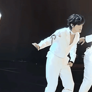 张泽禹怎么在舞台放屁？？？？？ 