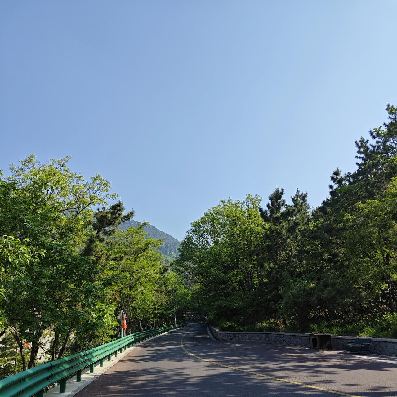 沿“308”公路一路向东南方向行驶，先是经过三里庄、惜福镇，到了夏庄向东折返，来
