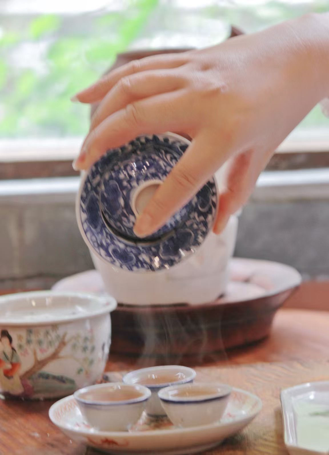 品茶赏器交友  以茶为伴，不是简单的饮品选择，而是一种融入日常的养生态度。 