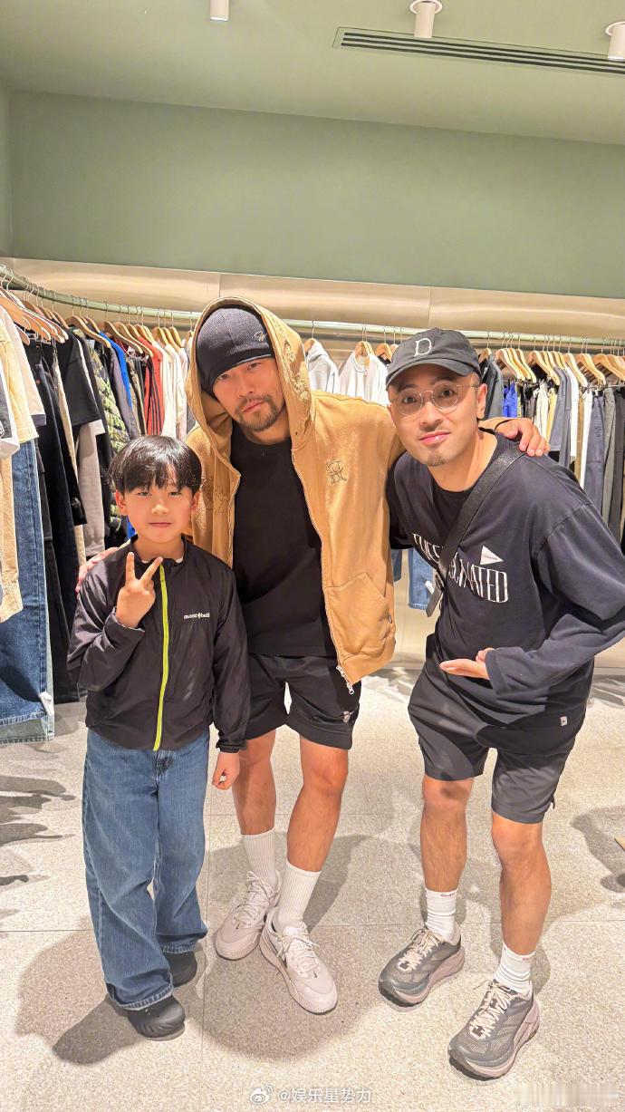 昆凌成周杰伦的防伪标识澳大利亚偶遇周杰伦昆凌 网友分享在墨尔本Chadstone