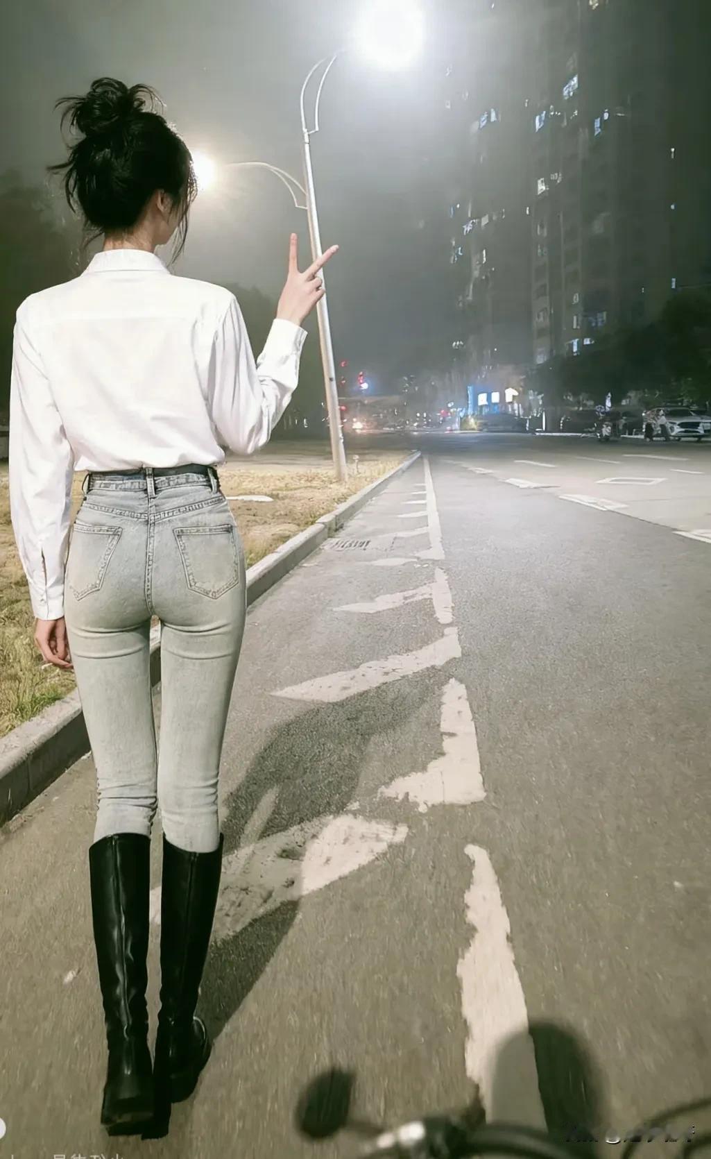 女仔女神给生活比个耶