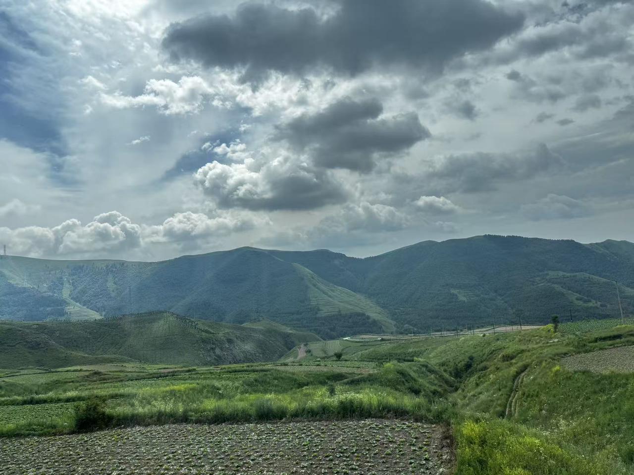 河北张家口蔚县，是著名的避暑和旅游胜地。蔚州古城、暖泉古镇和空中草原‌，是必须打