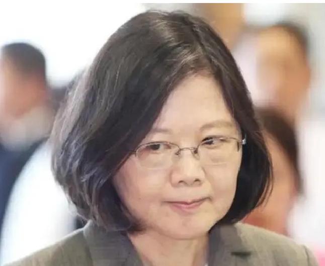 蔡英文最近那句“我是念中国书长大的”表态，真是在岛内激起了不小的水花，嘴上说认同