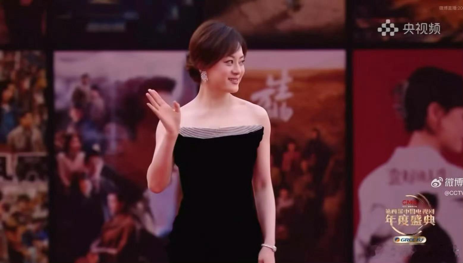 孙俪梦回胡曼黎总台盛典红毯名场面！孙俪黑裙造型惊艳，步伐从容自带气场，胡曼黎的氛