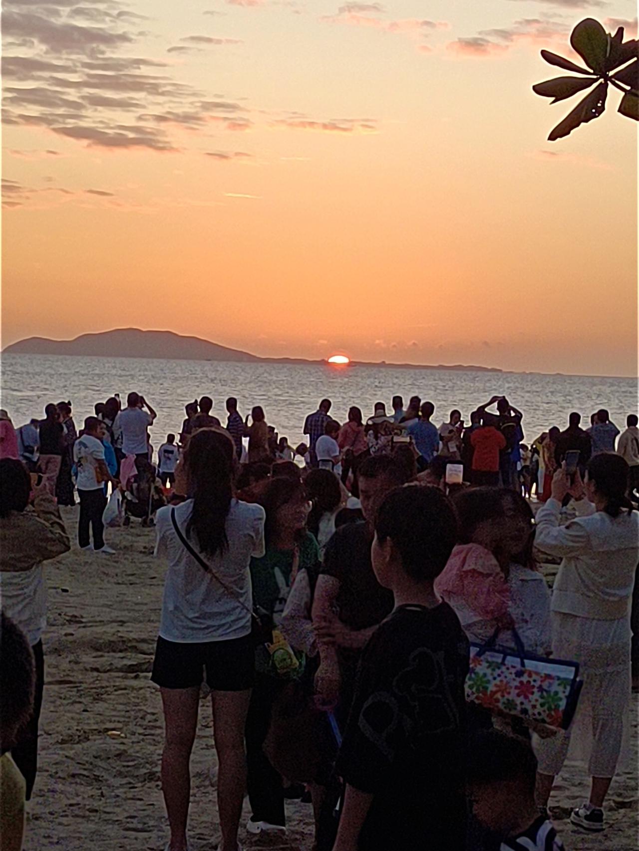 傍晚观看海南落日