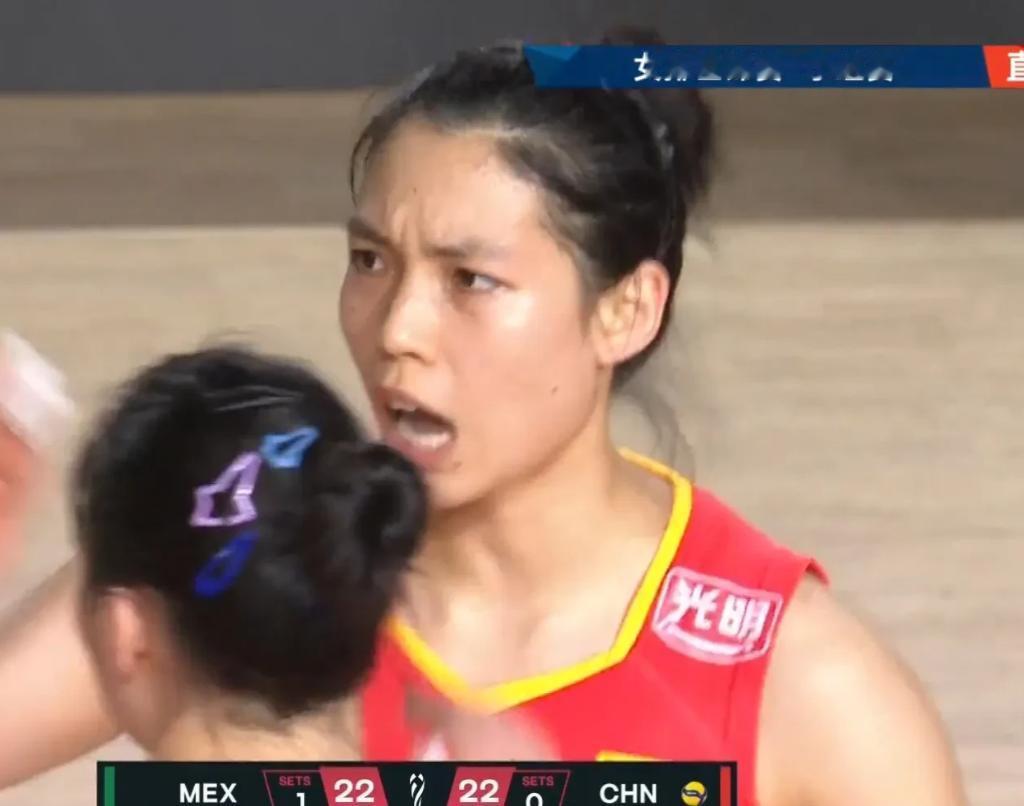 【中国女排26-24艰难拿下第二局，庄宇珊两局夺15分】

中国对墨西哥的第二局